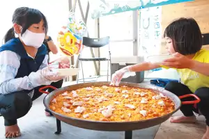 ふくパエリアを食べる子供たち
